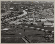 1983-410a Luchtopname van het industriegebied 's-Graveland in Schiedam. Links de Jachthaven aan de Polderweg, en ...