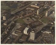 1983-4506 Luchtopname van de wijk Tuinenhoven en een gedeelte van Groenenhagen, tussen de Adriaan Volkerlaan (links) en ...