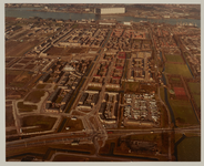 1983-4526 Luchtopname van Beverwaard uit het zuiden, met op de voorgrond de Groeninx van Zoelenlaan. In het midden van ...