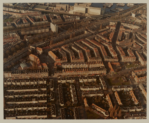1983-4554 Luchtopname van de wijk Bloemhof, met links naar boven de Dordtselaan, en verderop het Metrostation ...