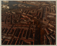 1983-4557 Luchtopname van de wijk Bloemhof, met onderaan het Patrimonium's Hof, en rechts de Hillevliet. In het midden ...