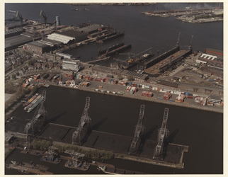1984-1262 Luchtopname van pier 4 in de Waalhaven en verderop links de gebouwen van de Rotterdamse Droogdok Maatschappij ...