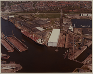 1984-1274 Luchtopname van de scheepswerf van Wilton-Feijenoord aan de Wiltonhaven in Schiedam. Rechts de ...