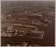 1984-1284 Luchtopname van Schiedam (links), met op de voorgrond de Vulcaanhaven in Vlaardingen, daarachter de ...