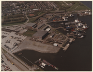 1984-1292 Luchtopname van bedrijven aan westzijde van de Eemhaven met rechts veel schepen bij het bedrijf van Niehuis ...