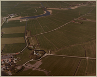 1984-1315 Luchtopname van de polder Simonshaven in Bernisse, met linksonder de buurt Simonshaven. Op de voorgrond de ...