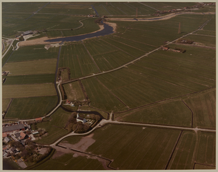 1984-1315 Luchtopname van de polder Simonshaven in Bernisse, met linksonder de buurt Simonshaven. Op de voorgrond de ...