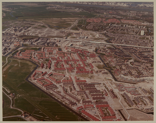 1984-1322 Luchtopname van de wijk Vriesland in Spijkenisse. In het midden het einde van de Metrolijn met metrostation ...