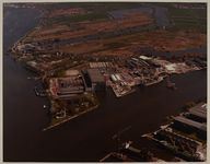 1984-1333 Luchtopname van de IHC Smit scheepswerf op de hoek tussen de rivieren de Lek (links) en de Noord (rechts) bij ...