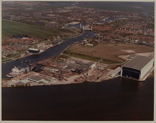 1984-1344 Luchtopname van het terrein van de scheepswerf IHC in de Stormpolder bij Krimpen aan den IJssel, met op de ...