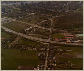 1984-1357 Luchtopname van de wijk Kralingen Oost, met in het midden naar achteren de Kralingseweg, en van links naar ...