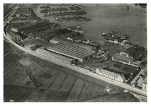1984-2430 Luchtopname van de scheepswerf en machinefabriek van Piet Smit Jr. aan de Kreekweg, latere Stadionweg, en op ...