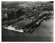 1984-2647 Luchtopname van de Parkhaven rechts, met links de Sint-Jobshaven met schepen. Op de achtergrond de Coolhaven ...