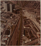 1984-718 Luchtopname van het Marconiplein vanuit het zuidoosten, met links de Vierhavensstraat naast de spoorlijn en ...