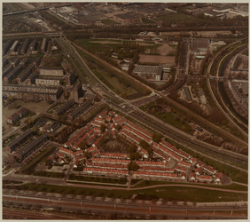 1984-722 Luchtopname van het Witte Dorp uit het zuiden, met op de voorgrond de Schiedamseweg, en erachter de Tjalklaan, ...