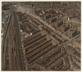 1984-723 Luchtopname van het westelijk deel van de wijk Bospolder, met links de Hudsonstraat, rechts de Schiedamseweg, ...