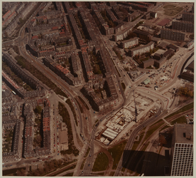 1984-725 Luchtopname van het Marconiplein en links een gedeelte van de wijk Spangen. Links de Mathenesserdijk (met ...