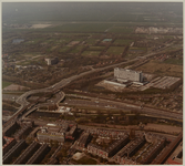 1984-747 Luchtopname van het Schieplein, met op de voorgrond een gedeelte van de wijk Bergpolder en de Gordelweg. In ...
