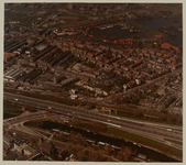1984-751 Luchtopname van de verbinding Straatweg - Bergweg met middendoor de Rijksweg 20 (A 20) en de spoorlijn. ...