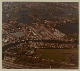 1984-752 Luchtopname van de Rotte bij de Philips Willembrug en daarachter het Kleiwegkwartier. In het midden naar ...