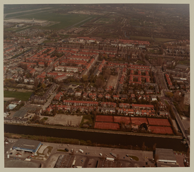 1984-779 Luchtopname van Overschie, met op de voorgrond de Delfshavense Schie tussen de Hoge Brug en de Spaansebrug. ...