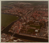 1984-780 Luchtopname van de Overschiese Dorpsstraat in Overschie, met in het midden de Grote Kerk in het oude centrum, ...