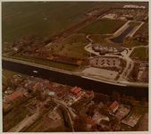 1984-789 Luchtopname van begraafplaats en crematorium Hofwijk. In het midden de Delftse Schie, en op de voorgrond het ...