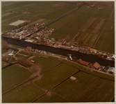 1984-791 Luchtopname van De Zweth (links), met in het midden de Berkelse Zweth, en woningen aan de Delftweg. Op de ...