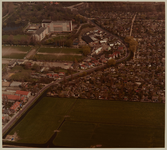 1984-797 Luchtopname van de Overschiese Kleiweg, met rechts de volkstuincomplexen Eigenhof en Tuinderlust. Bovenaan ...