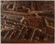 1985-1850a Luchtopname van het Noordplein in het Oude Noorden, met in het midden de Noorderbrug over de Rotte. Op de ...