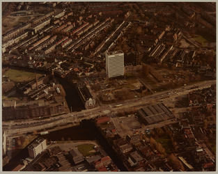 1985-1921a Luchtopname van de Schiedamse Schie met Proveniersbrug en aan de rechterkant het proveniershuis en verderop ...