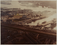 1985-1922a Luchtopname van de Merwehaven achter de Schiedamseweg. Verderop de Electriciteitscentrale aan de ...