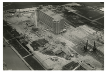 1986-1682 Luchtopname van de bouw van de Van Nellefabriek in Overschie in de Spaansepolder, aan de Delfshavense Schie.