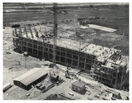 1986-1683 Luchtopname van werkzaamheden voor de bouw van de Van Nellefabriek in de Spaanse Polder. Op de achtergrond de ...