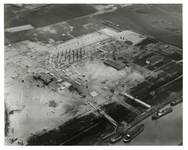 1986-1691 Luchtopname van de fabriek van Van Nelle in aanbouw, met funderingswerkzaamheden en de eerste fase van opbouw ...
