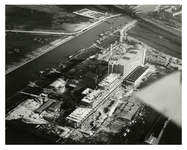 1986-1692 Luchtopname van de bouw van de Van Nellefabriek in de Spaansepolder te Overschie, waarvan het eerste deel van ...