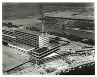 1986-1693 Luchtopname van de Van Nellefabriek in aanbouw in de Spaansepolder. Op de achtergrond de houtfabriek en ...