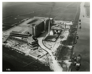 1986-1694 Luchtopname van laatste fase van de bouw van de Van Nellefabriek in de Spaansepolder, en rechts de ...