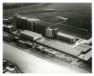 1986-1695 Luchtopname van de Van Nellefabriek van in aanbouw in de laatste fase in de Spaansepolder, bij de ...