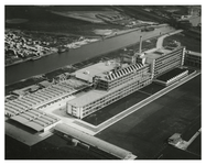 1986-1696 Luchtopname van de gereedgekomen Van Nellefabriek aan de Delfshavense Schie in de Spaanse Polder. Op de ...