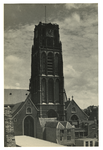 1986-1804 Zicht op de toren van de Sint-Laurenskerk en een gedeelte van de omgeving.