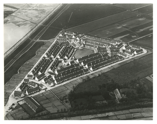 1986-1924 Overzicht van het Witte Dorp in vogelvlucht, met rechts op de voorgrond boerderij Vreelust, en links de ...