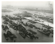 1986-1925 Luchtopname op het noordoostelijk deel van de Waalhaven, met veel zeeschepen voor anker om te worden gelost ...