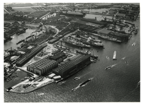 1986-679 Overzicht van de scheepswerf van de Rotterdamsche Droogdok Maatschappij aan de Heijplaatweg, uit het ...
