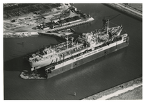 1987-144 Luchtopname van het schip C.J. Hambro in het Prins Bernharddok bij de Rotterdamsche Droogdok Maatschappij in ...