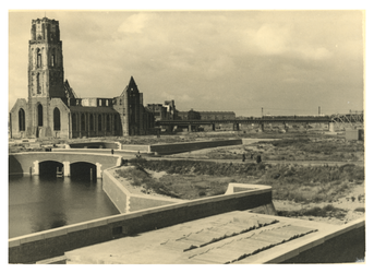 1987-1696 Zicht vanaf de omgeving van de Steigersgracht, bij de Soetenbrug en de Wezenbrug op de beschadigde ...