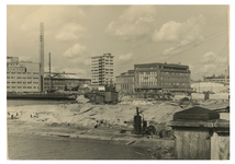 1987-1710 Overzicht vanaf de Regentessebrug over de Wijnhaven van het modemagazijn van Gerzon en omgeving. Op de ...