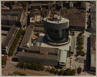 1987-1868c Luchtopname van de aanbouw van de hoogbouw boven het beursgebouw (het World Trade Center) aan de Coolsingel ...