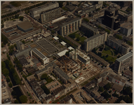 1987-1869 Luchtopname van het Schouwburgplein en omgeving, met op de voorgrond de Rotterdamse Schouwburg in aanbouw. ...