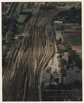 1987-1881 Luchtopname de sporen van het Centraal Station langs het Nenijtoterrein aan de Bentincklaan. Op de ...